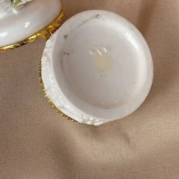 Vintage Tiny Hinged White Porcelain Crafted Roses Trinket Ring Box B45 - Picture 3 of 4